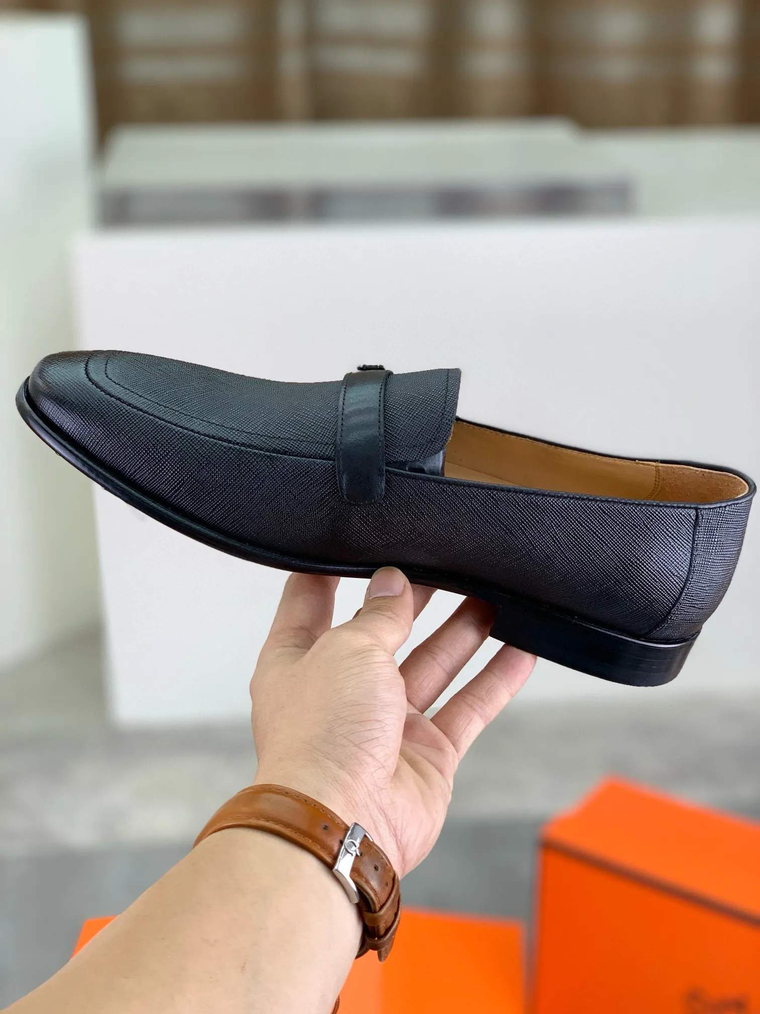 Factory price P960 💰Top version 💎💎💎 Original leather outsole Brand: Hermès (Hermès) Standard code: Men's size 39-44 (38, 45 can be customized) Grade: Same as the official website Original quality materials: Original soft calfskin Water-dyed cowhide lining Original Italian leather outsole Style categories: Men's fashion Formal casual leather shoes Slip-on men's shoes series Young fashion European and American trends, British style, colors: multiple options, counter packaging